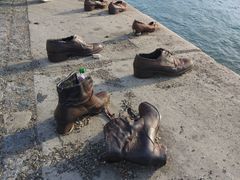 -多瑙河畔鞋履雕塑