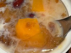 娟姗牛奶木瓜银耳桃胶-RUXU入续糖水铺与包(卓悦中心店)