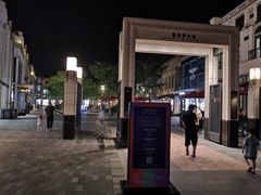 -奕欧来上海购物村停车场