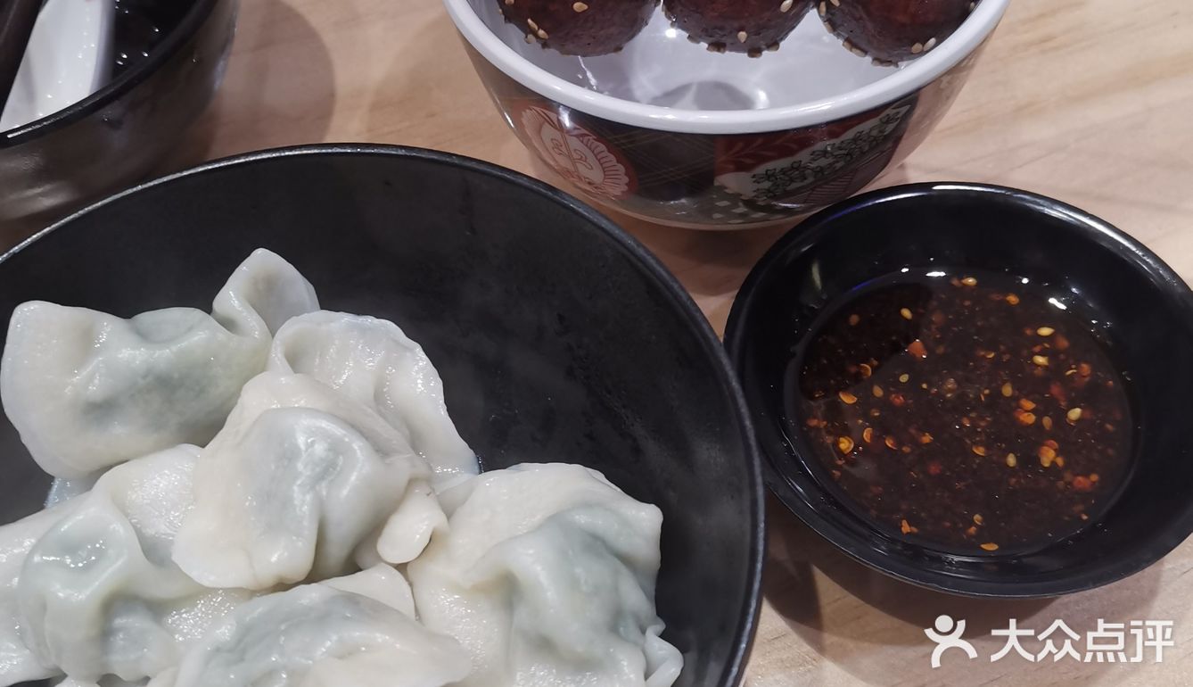 食材新鲜，饺子和酸辣粉还有糖油果子很好吃