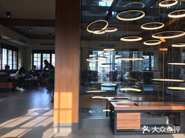 星巴克臻选(成都宽窄巷子店)大堂图片