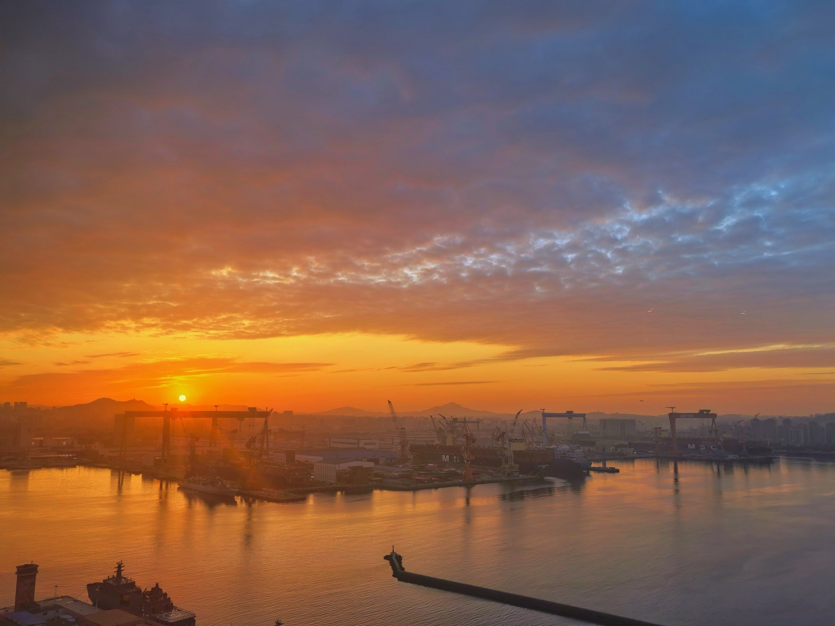 夕阳余晖下的城景