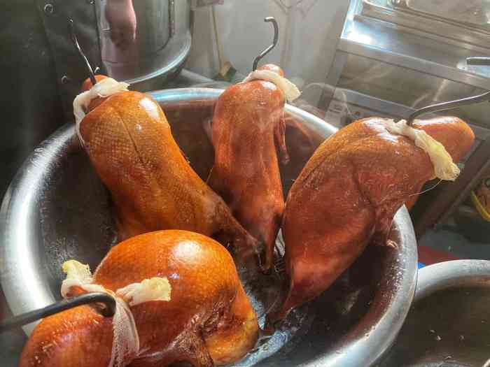京师傅北京烤鸭(国大店)-"很棒,味道也正宗,一个小县城里能有这样的.