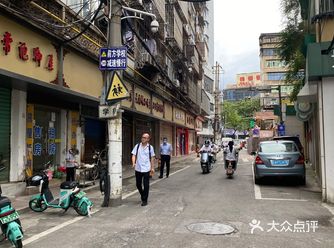 当地必打卡： 之前超综艺里打卡的一毛钱老奶奶