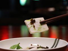 春蚕自制鲜鱼饼配鱼子酱-湖滨28中餐厅·西湖宴·杭州君悦酒店