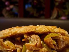 烧饼夹肥肠-肠王卤煮(西单食宝街店)