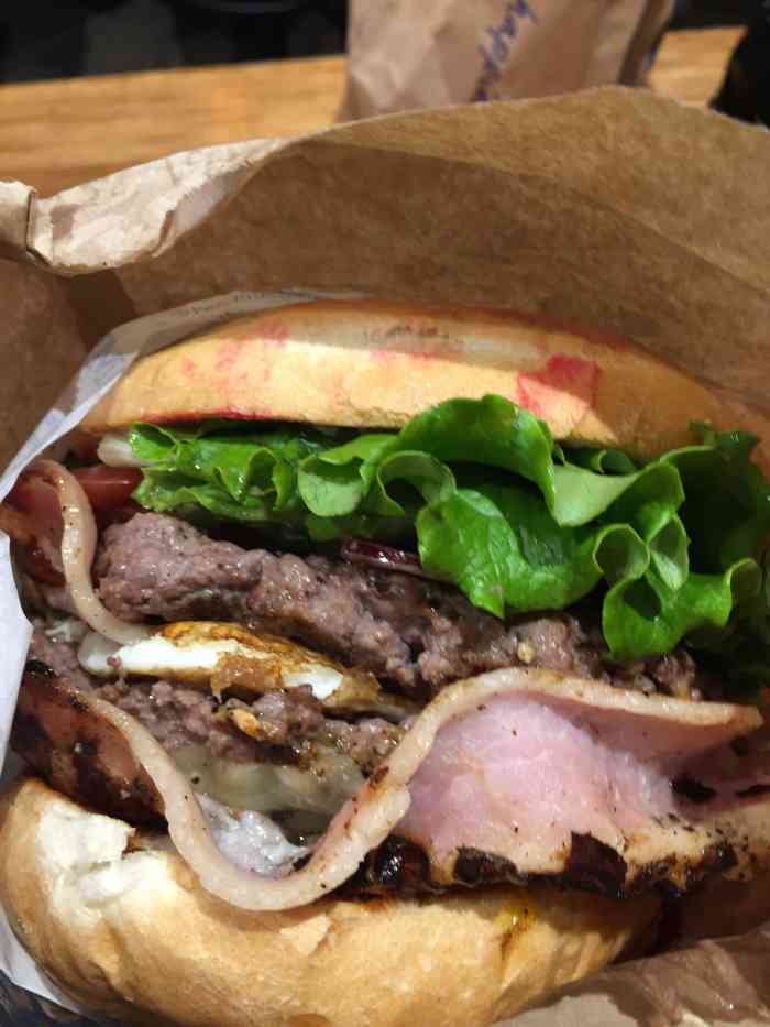 fergburger(皇后镇店)-"在皇后镇的几天一定要去吃一次比脸还大的网.