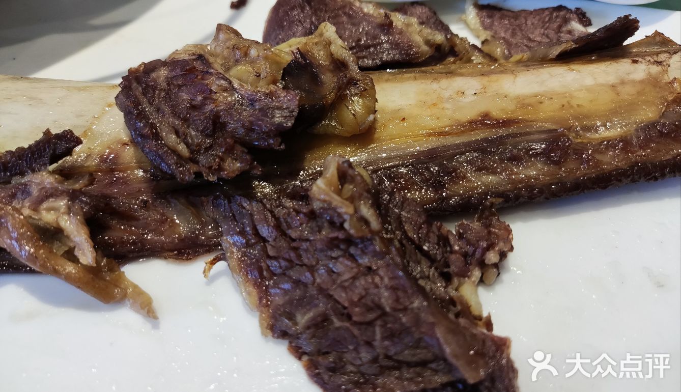 一层进来扫码登记，乘坐电梯来到三层