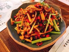 酱猪耳炒乳香干-胡桃里音乐酒馆(东区店)