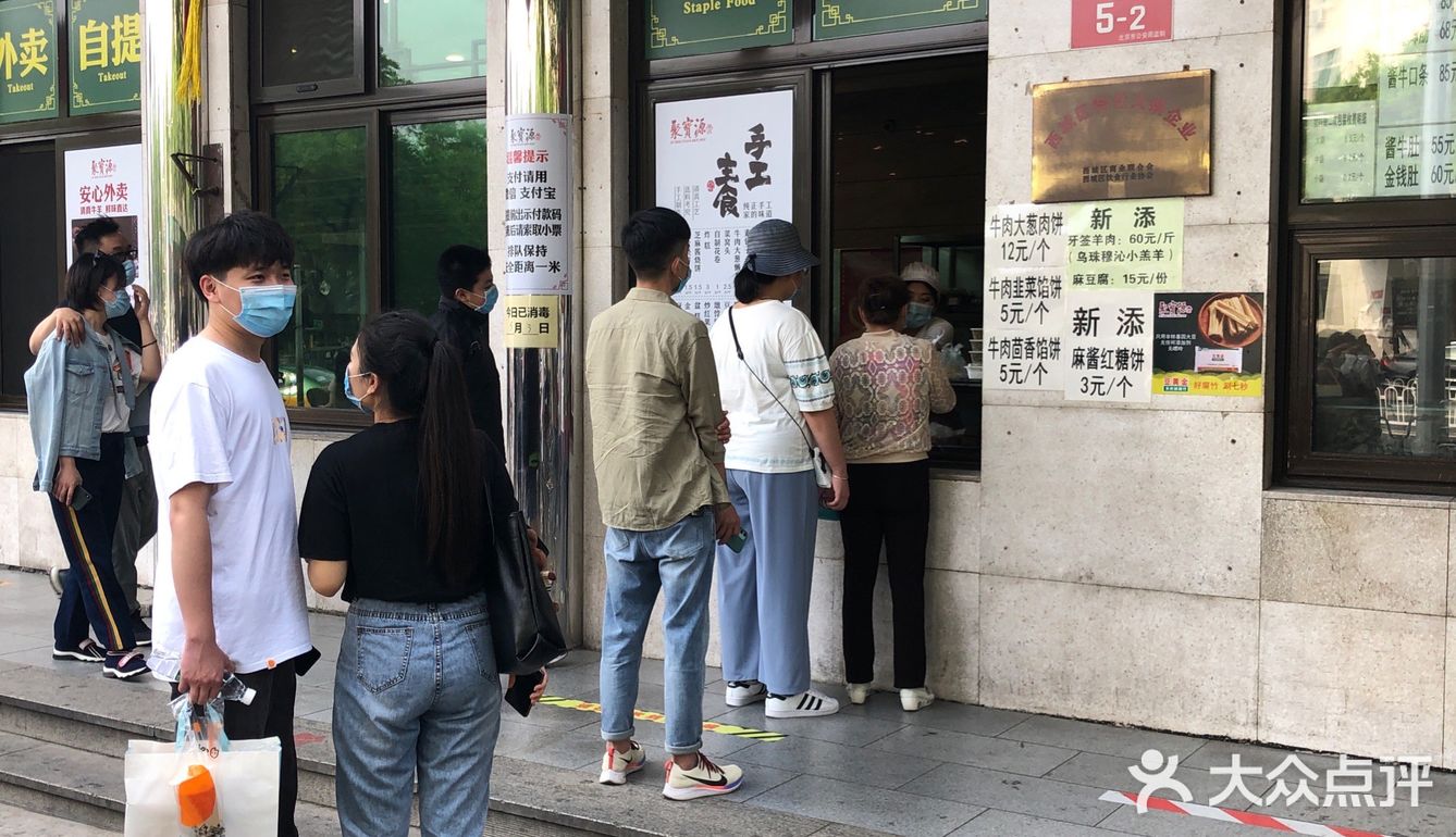 排队很长！做好心理准备，每位排队的人都不少买！