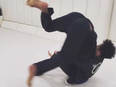 -菠萝格斗巴西柔术训练馆