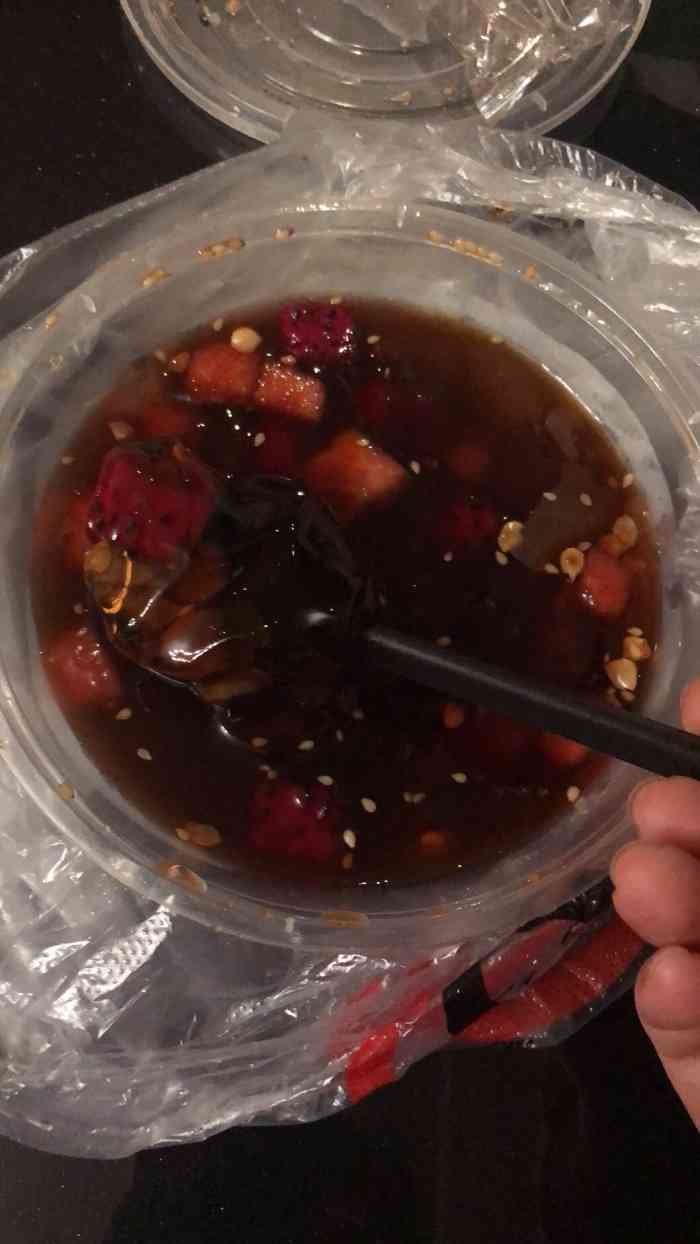 从一碗简单的冰粉足以看出商家的良苦用心,除了正常的红糖水,提子干