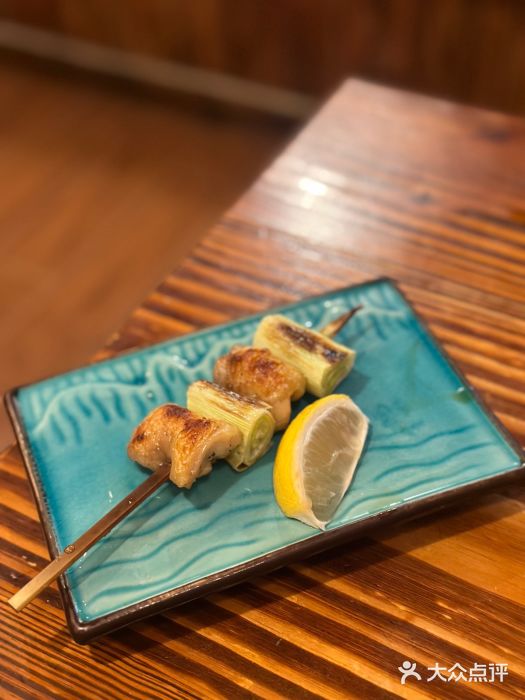鳥炭·烧鸟YaKiToRi深夜食堂(陆家嘴店)烤京葱鸡腿肉图片