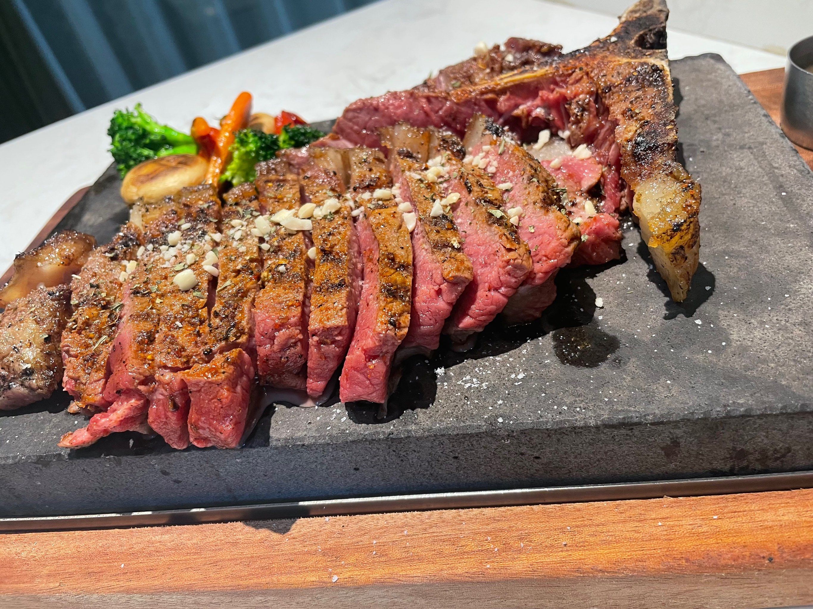 这t骨牛排,简直是一场视觉与味觉的双重盛