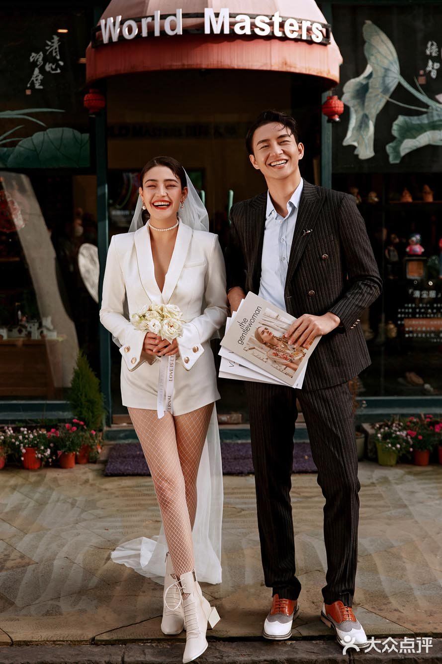 那就新娘横抱起新郎吧巨大的反差效果总会让人忍俊不禁