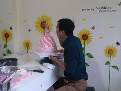 老板在专注的做客户订的蛋糕-杜勒瓦Cake&More 蛋糕派对定制