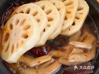 按上煮饭键开煮，为了藕脆脆的口感，晚点再放
