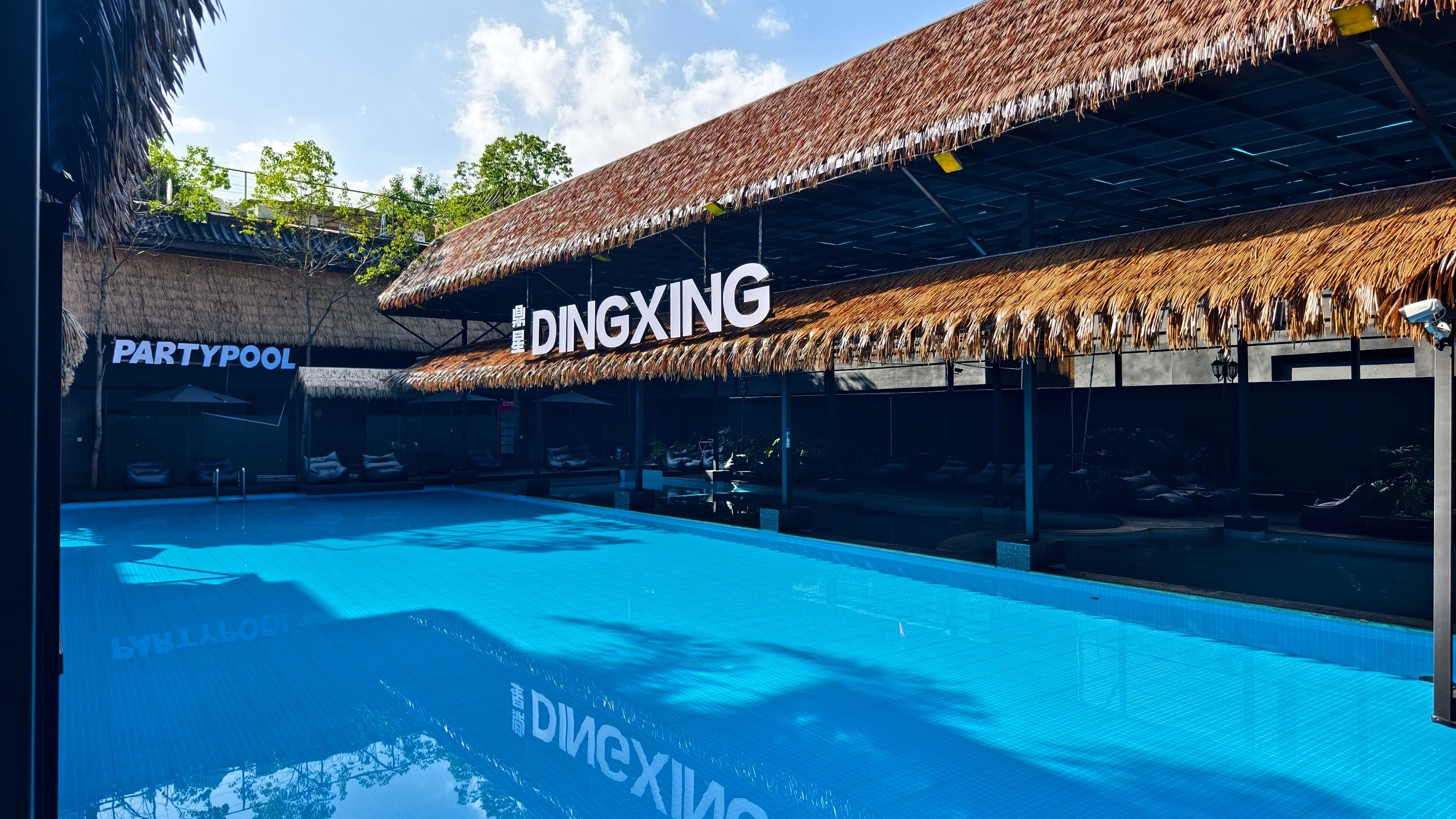 这里不是国外 是弥勒鼎星温泉度假酒店