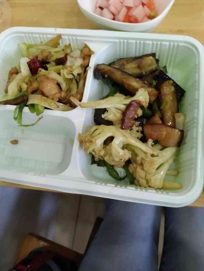 打分    /人 盒饭是称秤的,不过算下来价格有点儿小贵,这么一点儿菜就