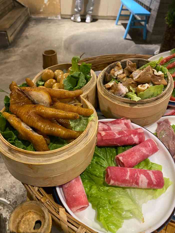 泥巴小院市井火锅-"锅底不是很辣,红油锅和酸菜锅搭配的.「.