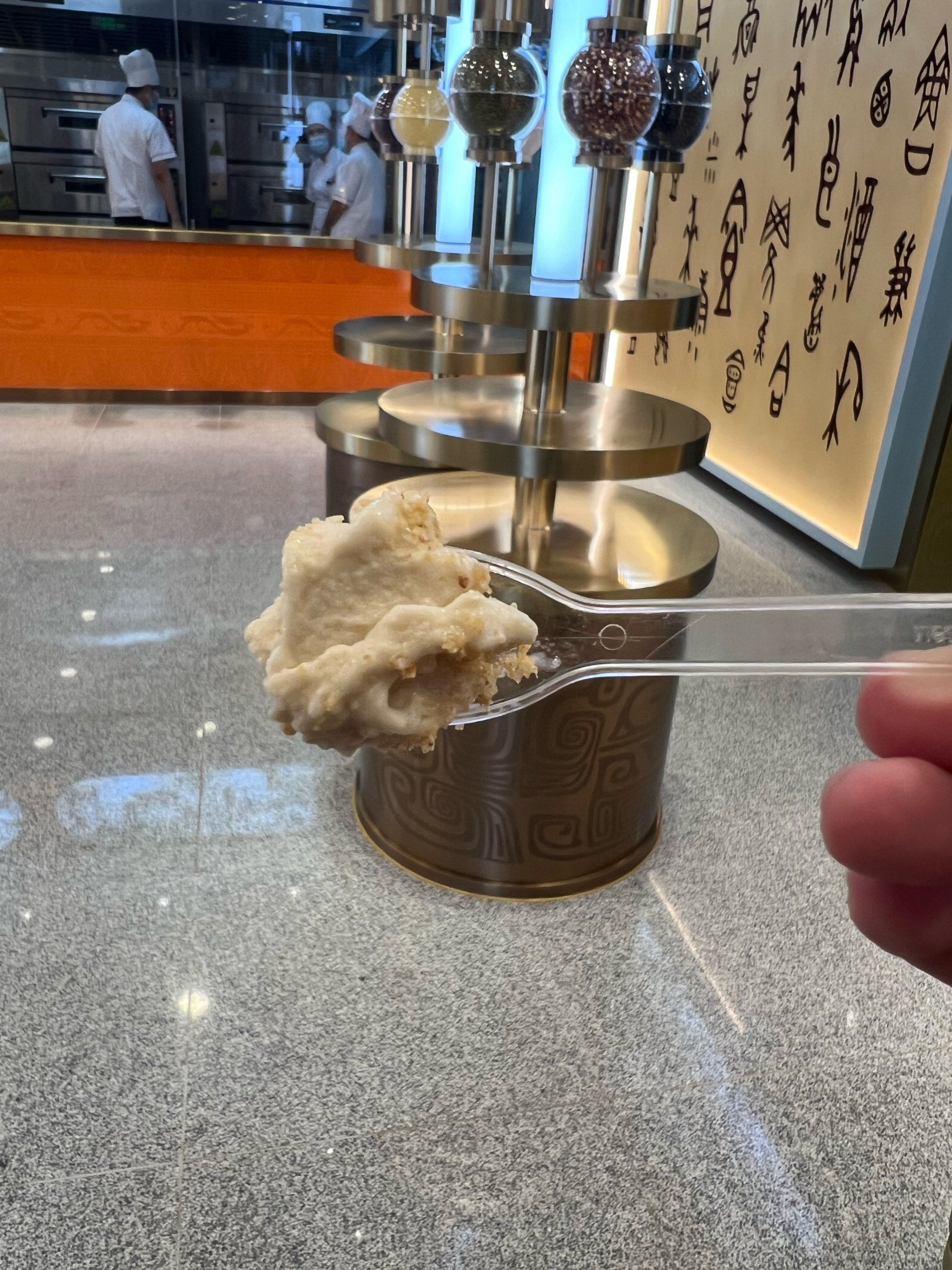 有点像小时候吃的那个麻酱冰棍
上面还撒了大虾酥碎,(小时候吃的一