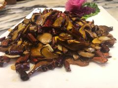 青椒炒牛肝菌-蔼若春.传承三十年云南菜(金碧公园店)