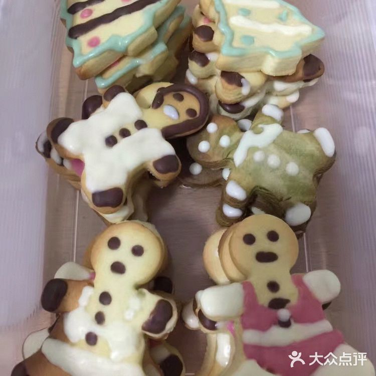 自制姜饼人饼干，很适合圣诞节的气氛！