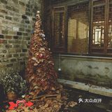 在老门东箱子里的木门上去二楼