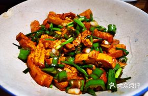 Stir-fried Wild Celery with Black Tofu