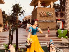 -亚龙湾亚泰商业街