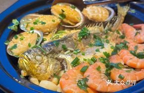 Seafood Stewed in Clay Pot