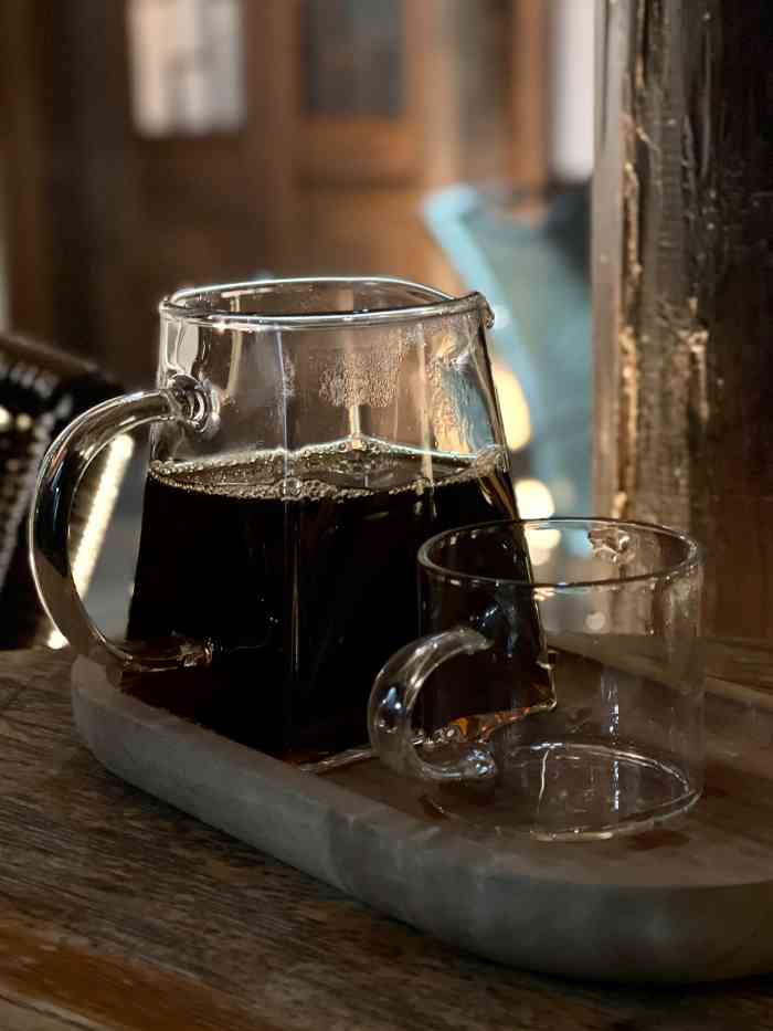 飞石咖啡(古子城店)-"[薄荷]环境: 酒坊巷基本上都是已木材建.