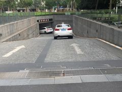 -绿地缤纷城-停车场