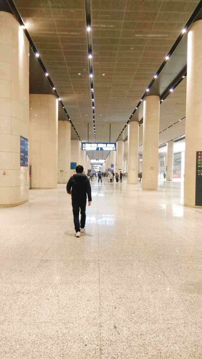 天津西站停车场-"这里的停车场挺大的,感觉跟迷宫似的.来这.