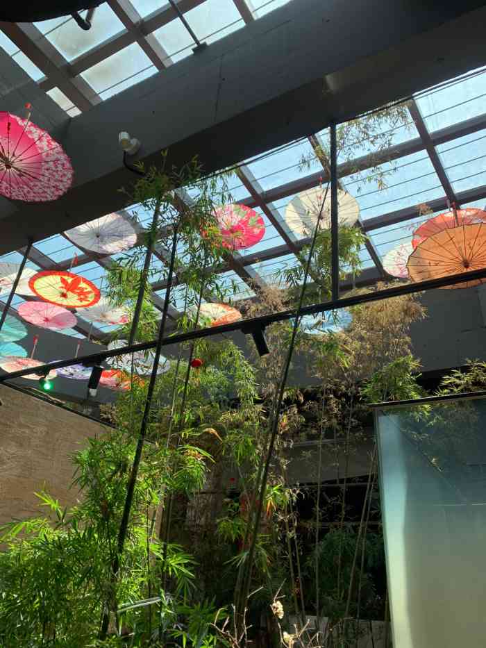 多多渔港是云天楼旗下的一个新品牌大门口设计感很吸引消费者目光儿童