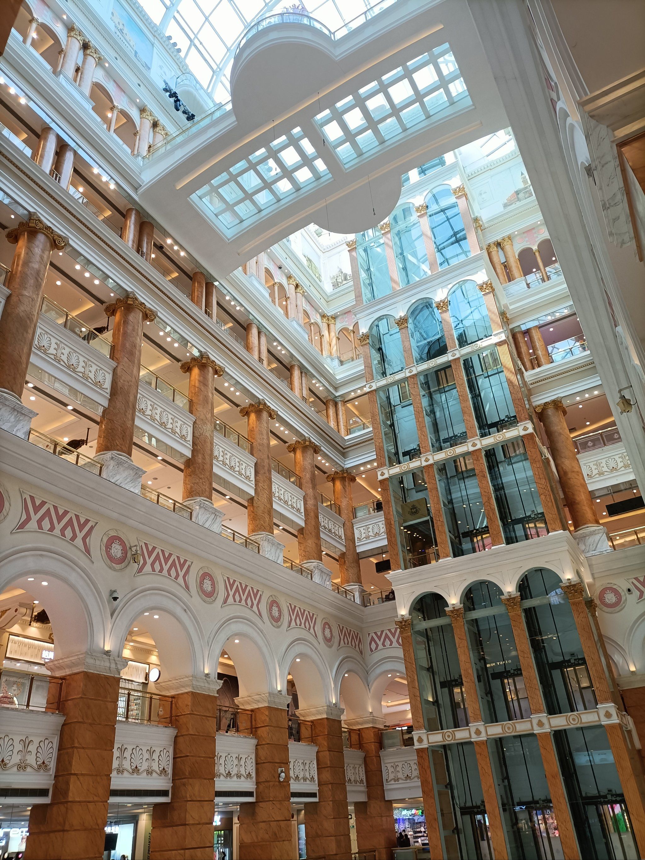 上海环球港是一个集购物,餐饮,娱乐于一体的大型商业综合体!