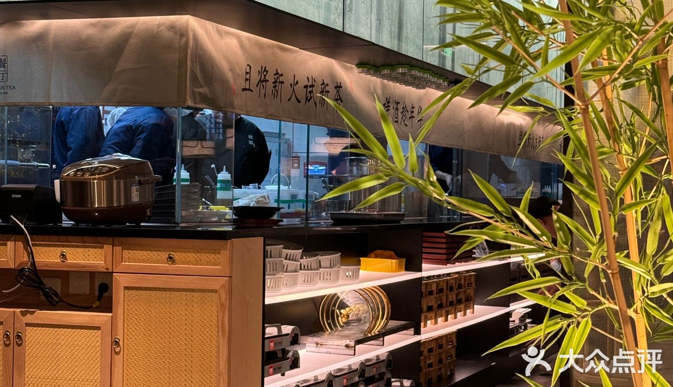 最近和朋友吃饭发现了这家新开的绿茶餐厅，从食材到装潢