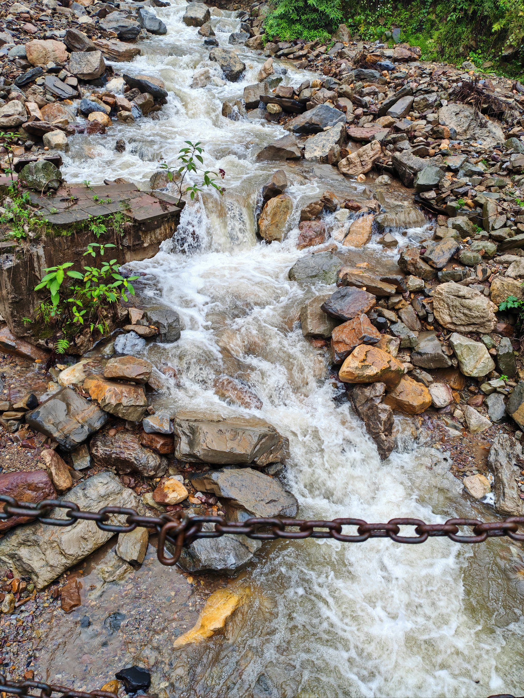 乌蒙磅礴走泥丸