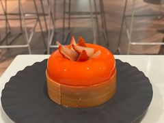 葡萄柚草莓萨伐仑松饼-潮一不贰·法式甜品·生日蛋糕·西式简餐(外滩店)