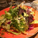 朋友过生日，我们到这里来聚餐，蛋糕店的是白房子家