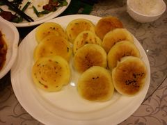 葱油饼和生煎菜肉包-六婶西关小厨(光塔路店)