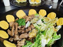 小鸡炖蘑菇-粘豆包柴火铁锅炖