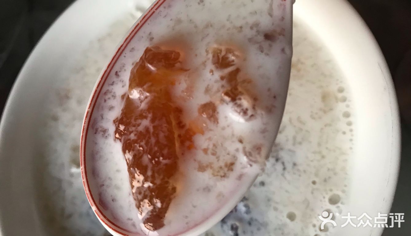 首先桃胶皂角米先烧 半个小时