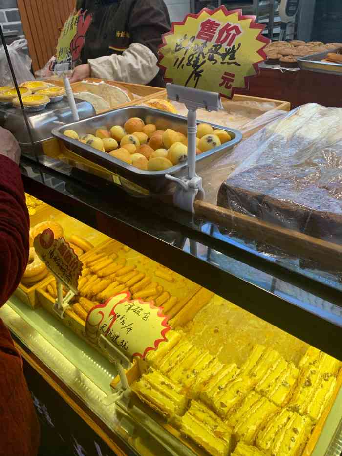 沙拉酱很多,但是太浓稠了有些糊嘴,吃了两块感觉有些腻,味道和杨记