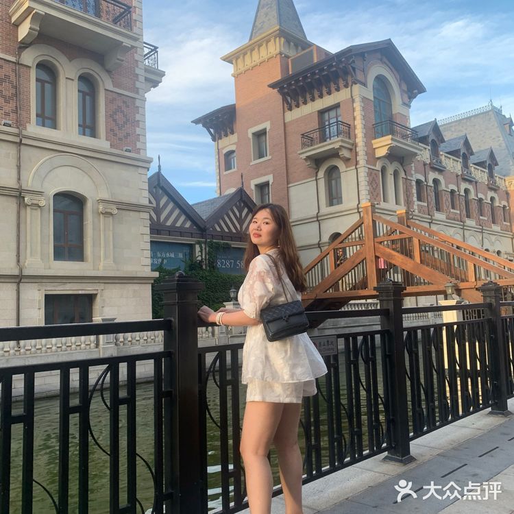 夏天来了，和心爱的人去威尼斯水城划船吃海鲜吧