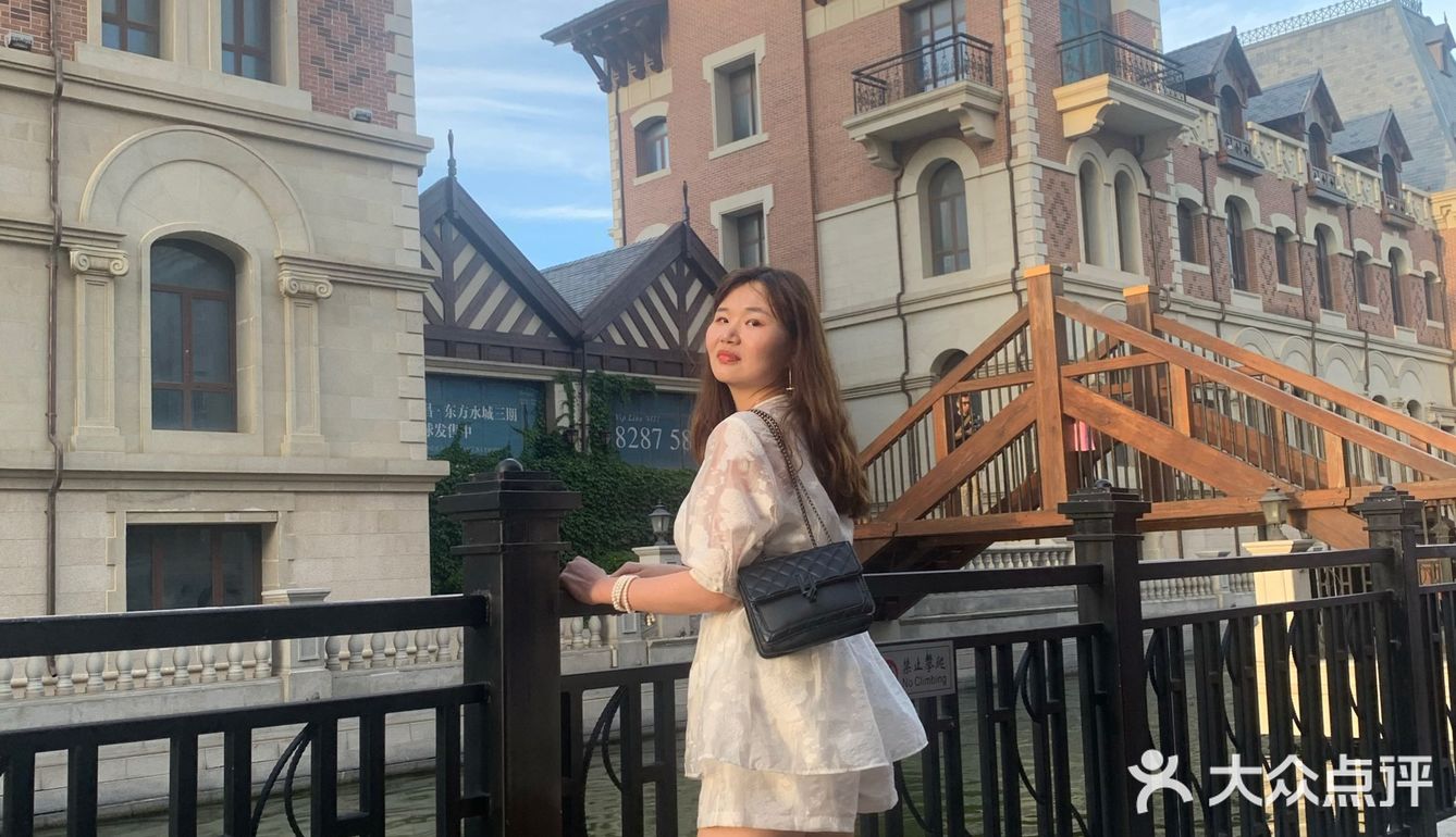 夏天来了，和心爱的人去威尼斯水城划船吃海鲜吧