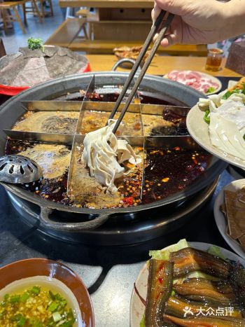 跟着土著吃特色菜 炫一顿热腾腾的火锅 一起吃火锅