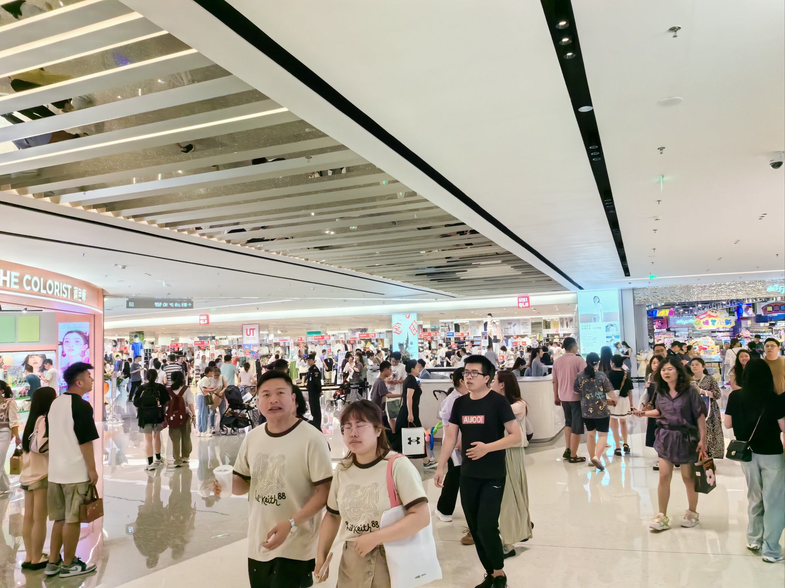 商场掠影:人潮涌动