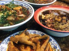 -爆炸头阿姨小四川正宗川味小吃(无任何分店)