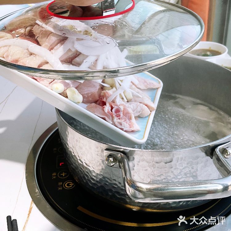 赏珠江享新鲜生蚝椰子鸡锅